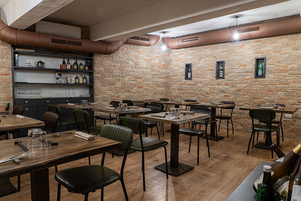 Sala interna ristorante Osteria Kobuta arredamento moderno